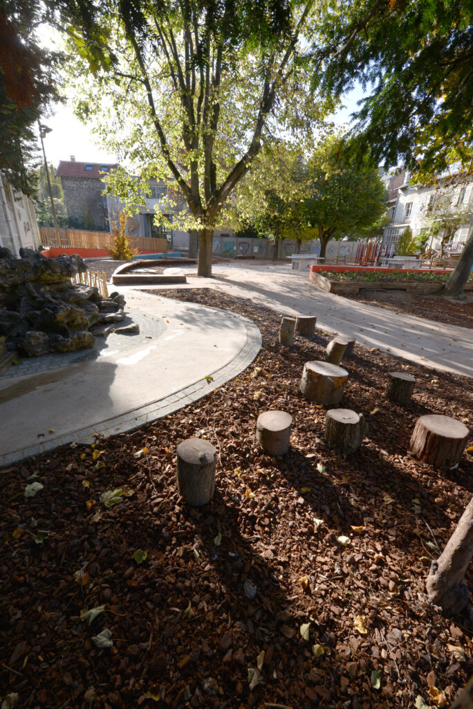 Cour de récréation végétalisée avec parcours de rondins en bois et copeaux à Meudon