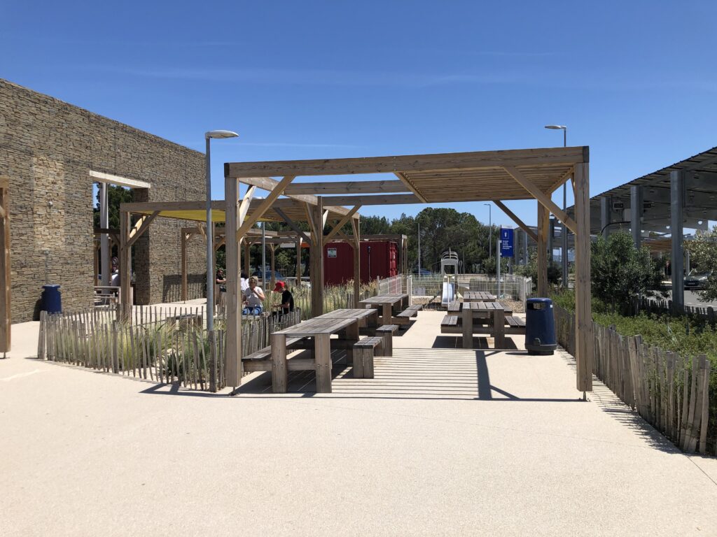 Réalisation des grandes pergolas en bois et des tables de pique-nique sur l'aire d'autoroute de La Palme