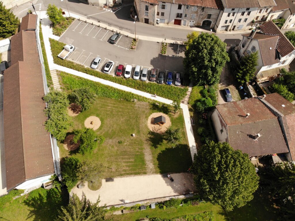 Vue aérienne d'un parc urbain en terrasses et de ses cheminements paysagers à Arinthod