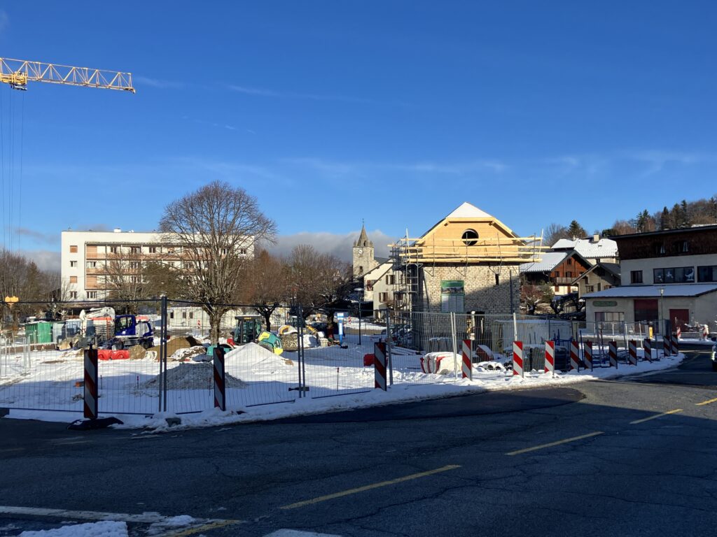 Travaux de requalification urbaine, grue de chantier et aménagement de la voirie à Saint-Nizier-du-Moucherotte