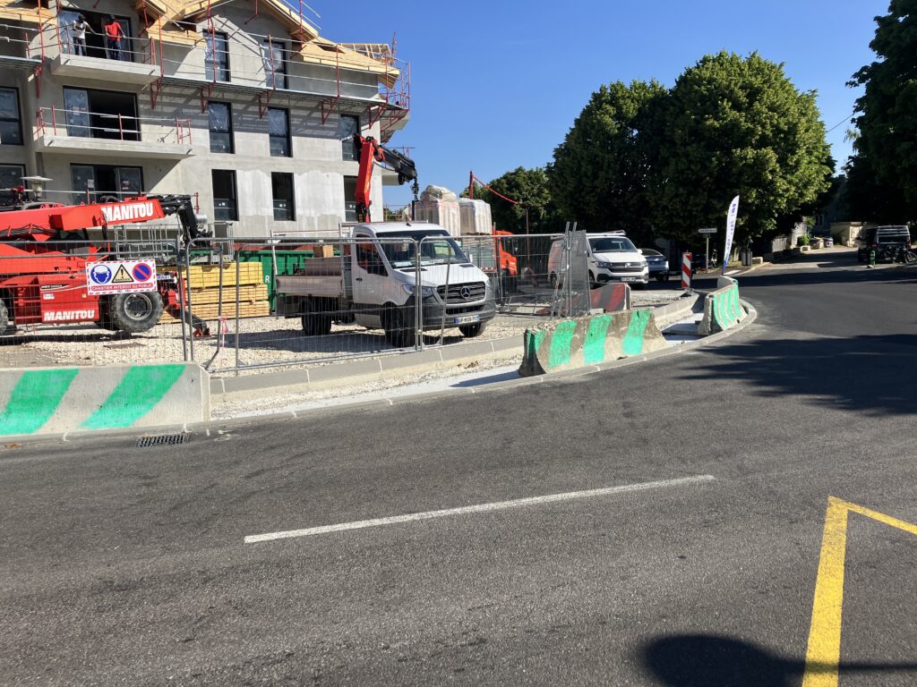Chantier de construction de bâtiment et aménagement de voirie avec barrières de sécurité