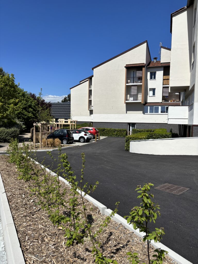 Aménagement des espaces extérieurs et de la voirie – Le perchoir paysage Aménagement paysager des abords d'une résidence, lisière végétalisée et voirie à Saint-Laurent-de-Chamousset
