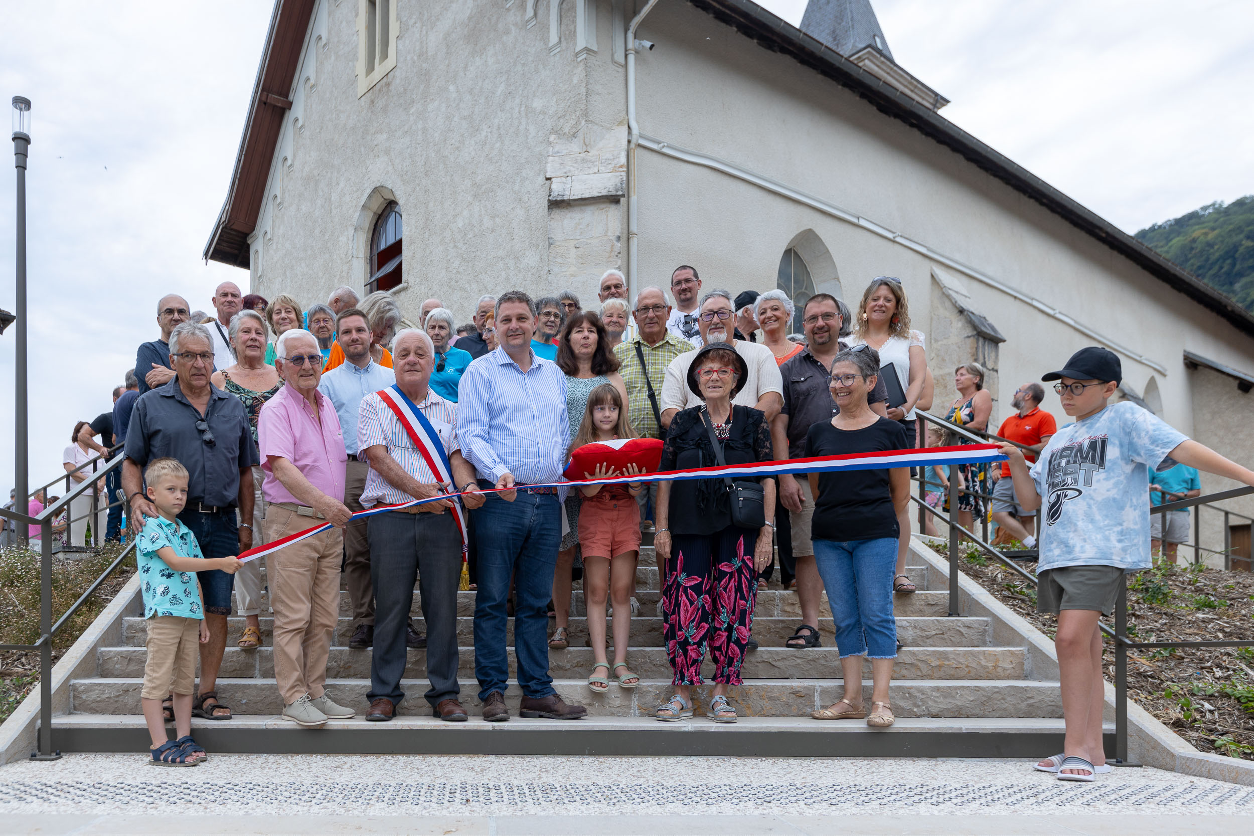 Coupure du ruban officiel de l'inauguration – Le perchoir paysage Coupure du ruban tricolore lors de l'inauguration de la place de l'église à Saint-Béron
