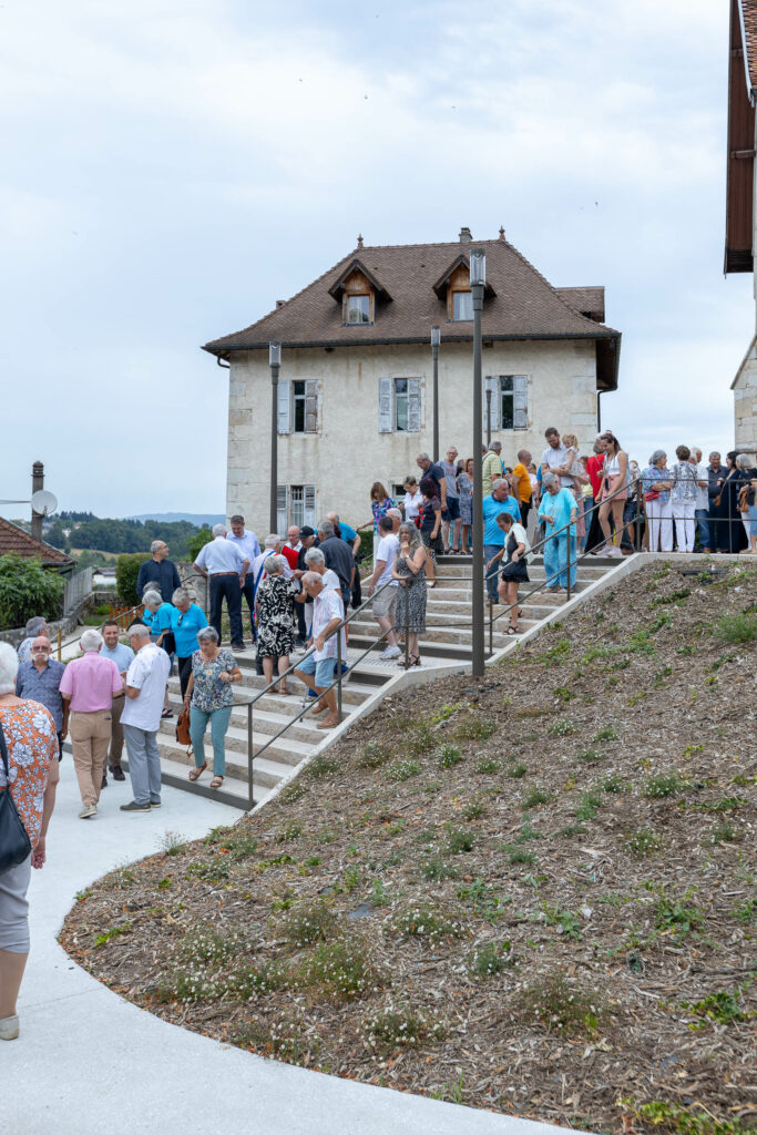 Inauguration officielle des aménagements du parvis – Le perchoir paysage Inauguration officielle de la place de l'église et du parvis paysager à Saint-Béron.