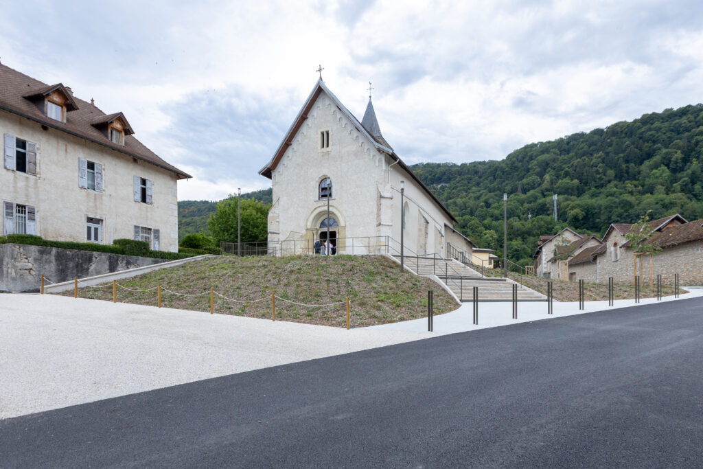 Aménagement du parvis de l'église de Saint-Béron – Le perchoir paysage Aménagement paysager du parvis de l'église, revêtement minéral et talus végétalisé à Saint-Béron