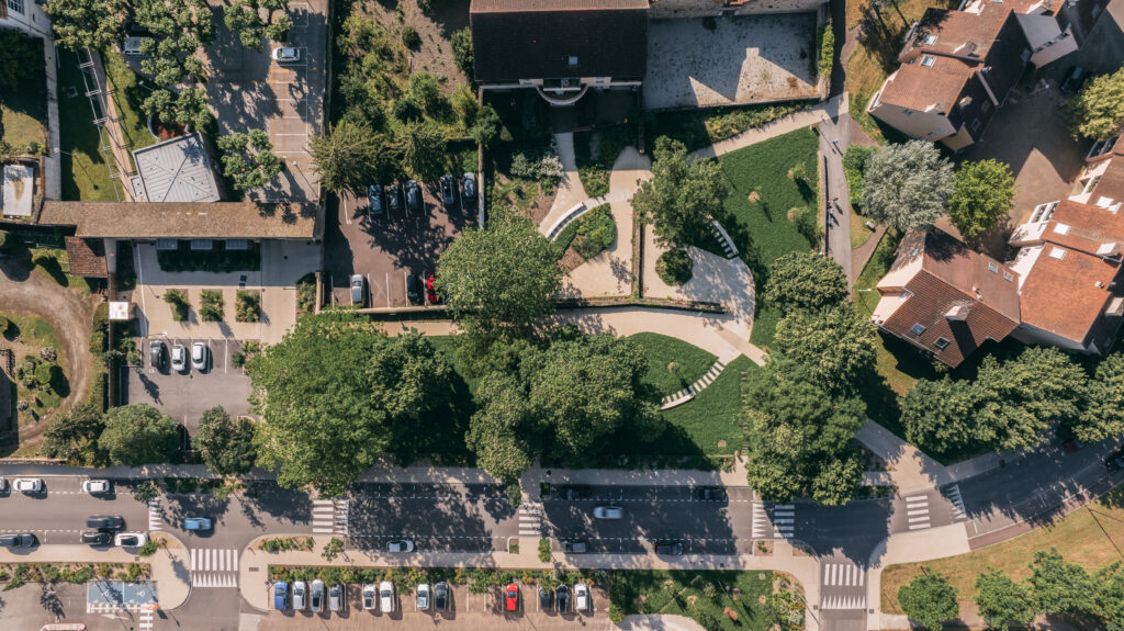 Vue aérienne d'ensemble du square de l'Arlequin – Le perchoir paysage Vue aérienne par drone du square de l'Arlequin réaménagé et des cheminements paysagers à Chagny