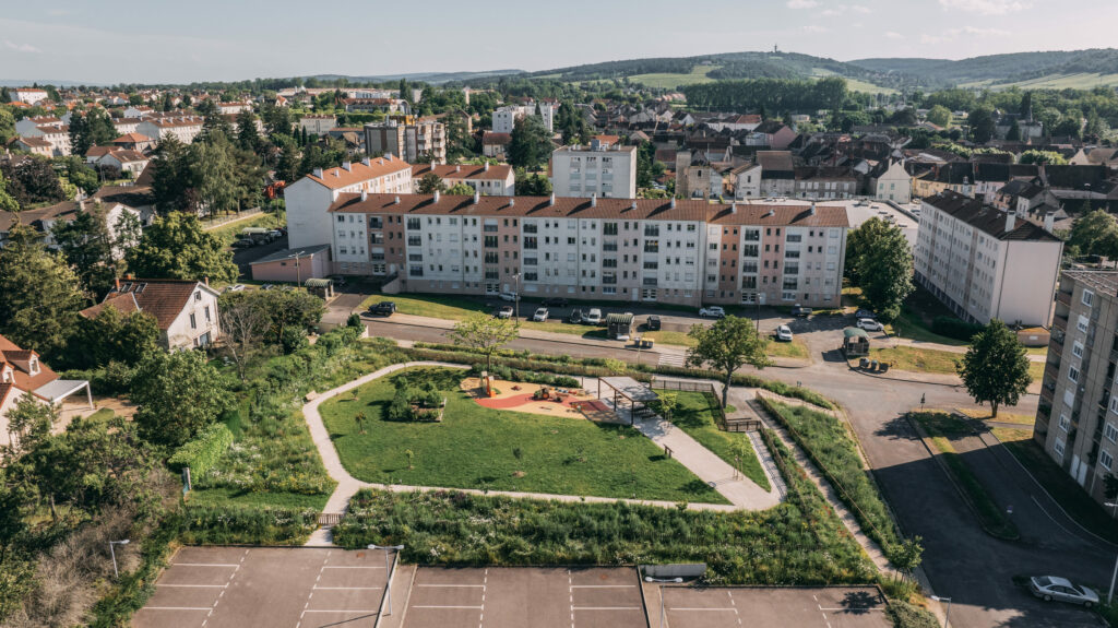 Vue aérienne d'ensemble du square Bellevue – Le perchoir paysage ue aérienne par drone du square Bellevue réaménagé, de l'aire de jeux et des espaces verts à Chagny