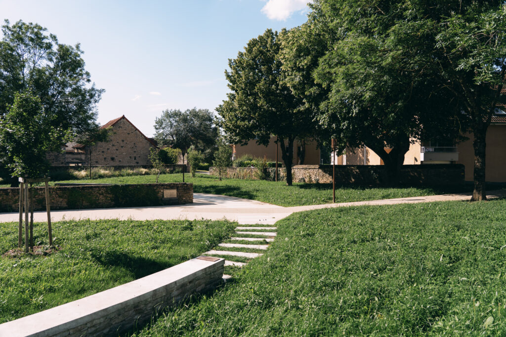 Aménagement paysager d'un parc urbain – Le perchoir paysage Grande pelouse en herbe, murets en pierre et arbres d'un parc de centre-bourg