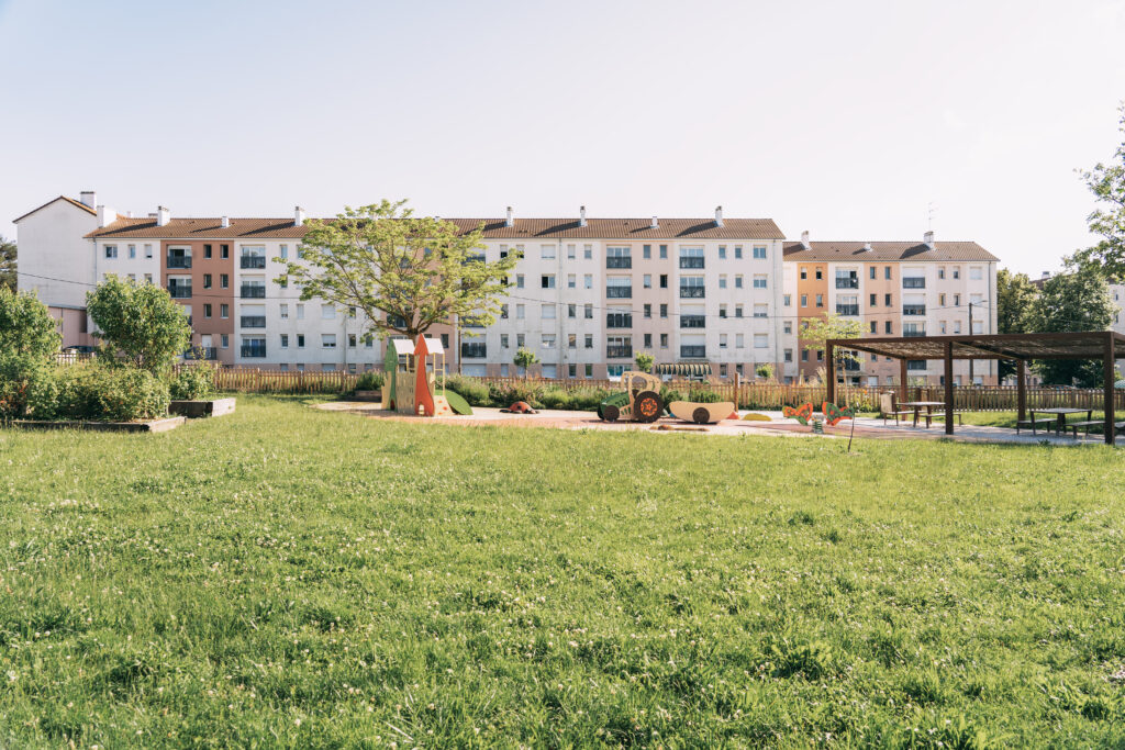 Aménagement paysager du square Bellevue – Le perchoir paysage Grande pelouse en herbe, aire de jeux et aménagement paysager du square Bellevue à Chagny
