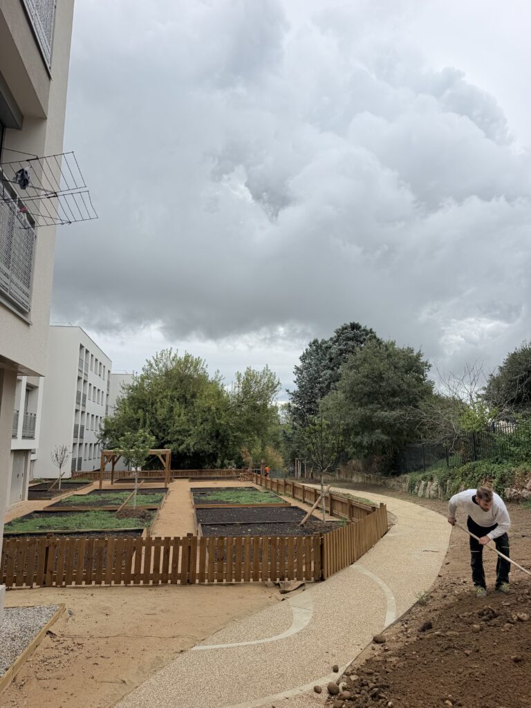 Création d'un espace de potagers partagés et part de nature en ville – Le perchoir paysage Aménagement de potagers partagés avec bacs de plantation en bois, clôture et allées en stabilisé