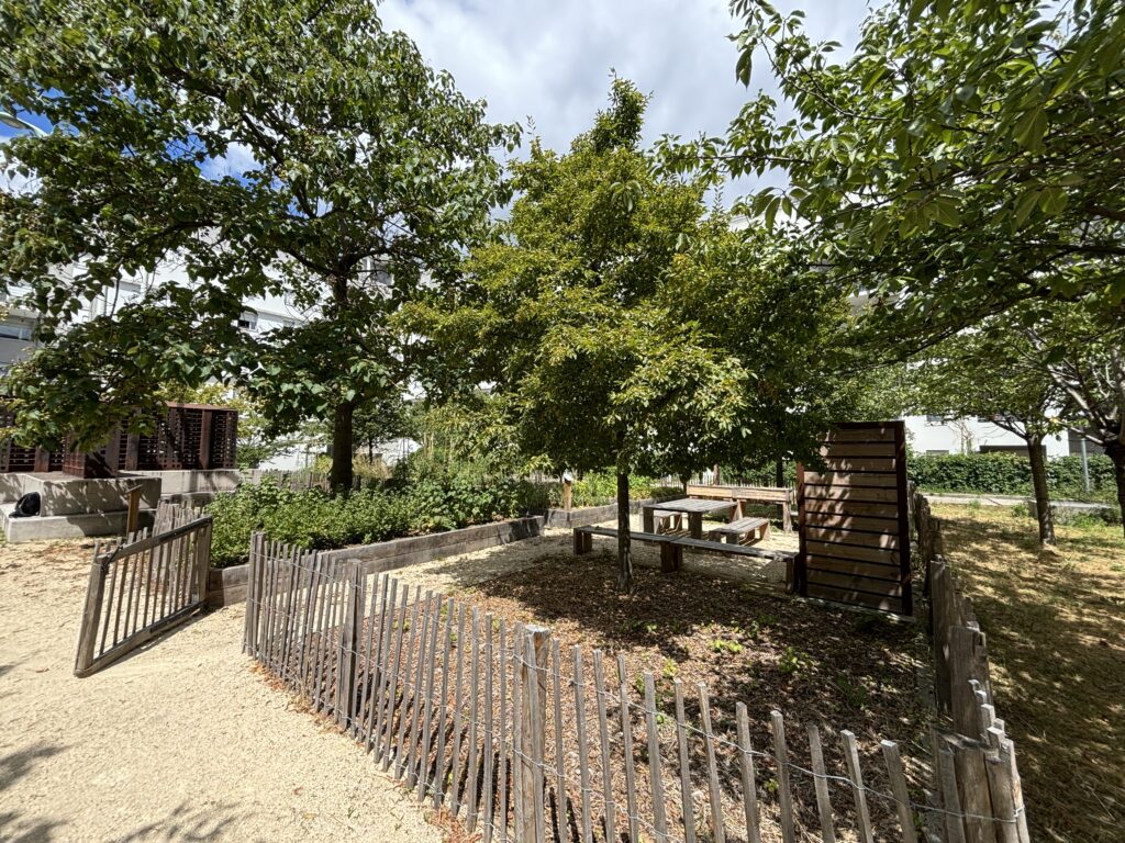 Aménagement paysager et cœur d'îlot végétalisé – Le perchoir paysage Cœur d'îlot végétalisé, clôture en ganivelle de bois et désimperméabilisation des sols de la résidence Antonin Perrin