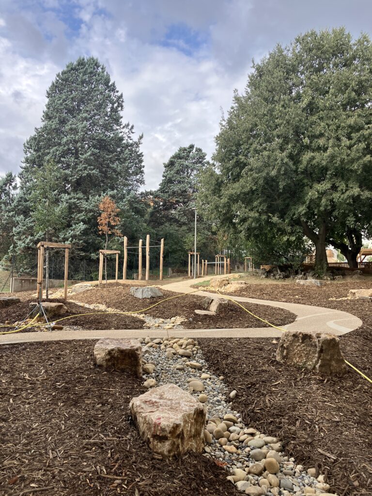 Création d'une noue paysagère et plantations au parc Peronnet – Le perchoir paysage Aménagement paysager de la résidence du Peronnet ave galets, paillage de bois et jeunes arbres