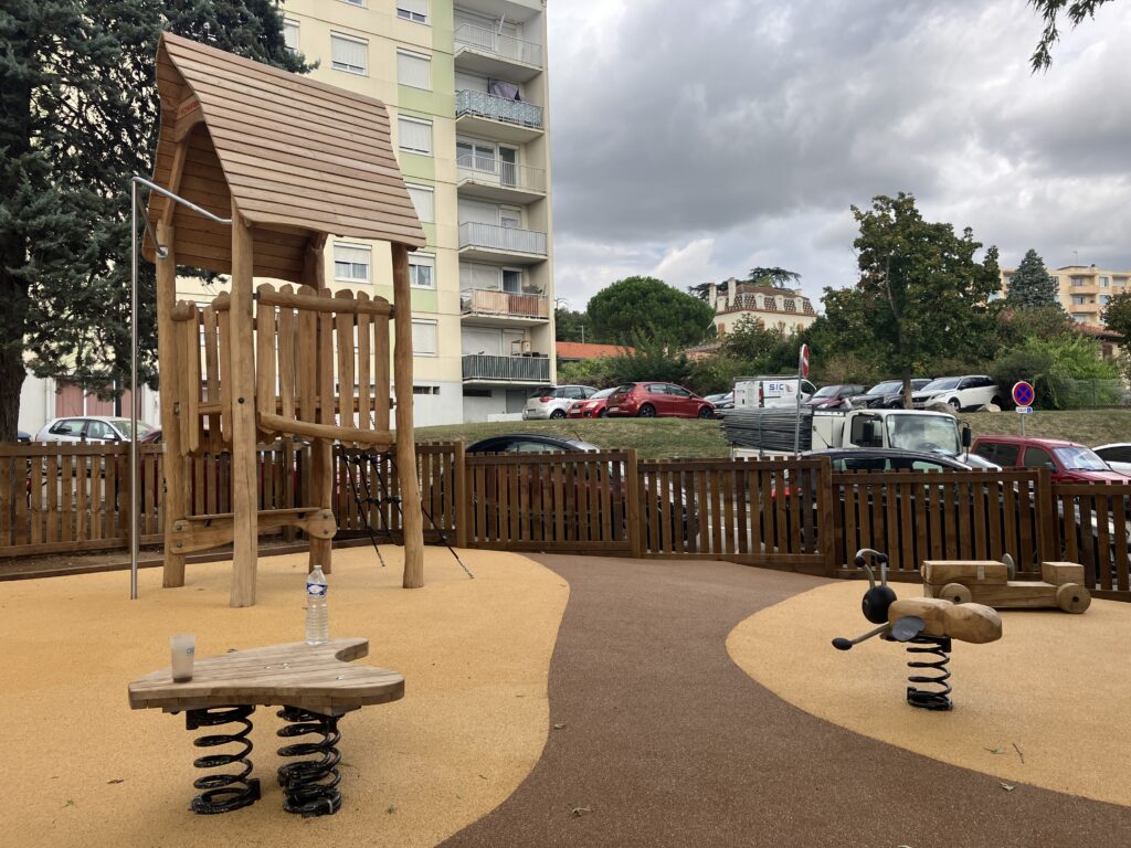 Aménagement d'une aire de jeux ludique et sécurisée – Le perchoir paysage Aire de jeux pour enfants en bois avec structure à grimper et sol amortissant souple