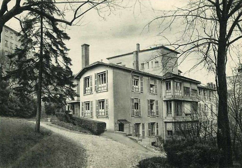 Historique de la clinique Saint Charles – Site classé UNESCO – Le perchoir paysage Photographie ancienne de la clinique Saint Charles à Lyon, site patrimonial classé UNESCO