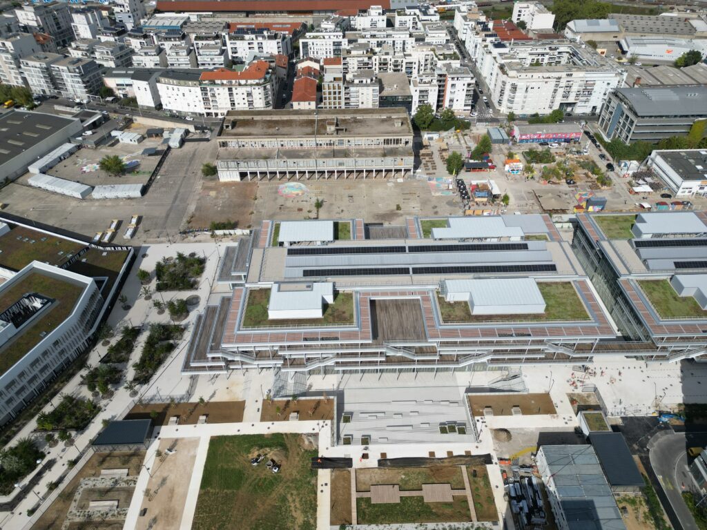 Vue aérienne de la friche Nexans à Lyon, site industriel transformé en quartier mixte et parc paysager