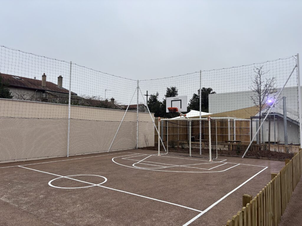 Terrain multisport et traçage au sol de la cour de récréation du groupe scolaire Salvador Allende à Saint-Fons