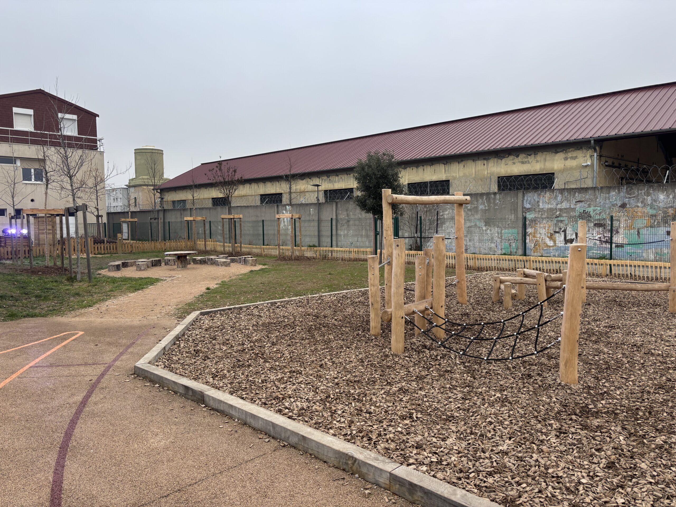 Cours d’école Salvador Allende, zones calmes, aires de jeux et espaces libres pour enfants