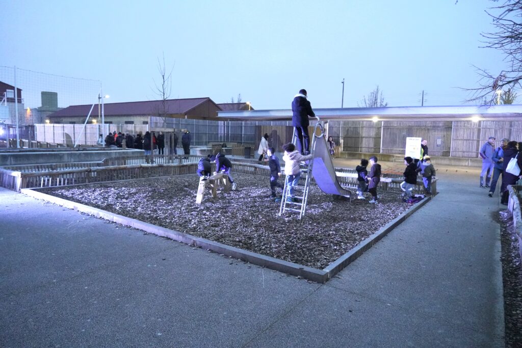 Événement d'inauguration de la cour d'école Salvador Allende à Saint-Fons avec l'appropriation des espaces de jeux