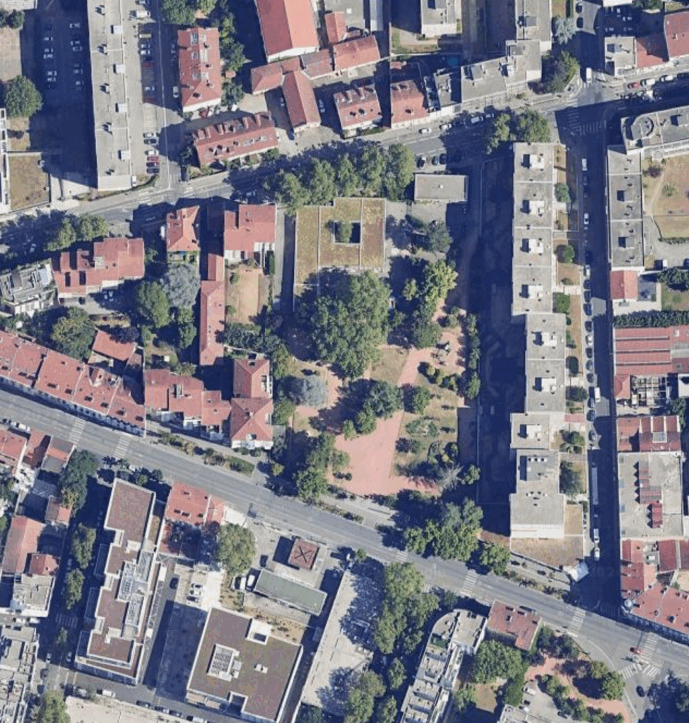Vue aérienne avant réaménagement de la cour d'école – Le perchoir paysage Vue aérienne de l'état initial de la cour d'école Jacques Prévert à Villeurbanne avant réaménagement