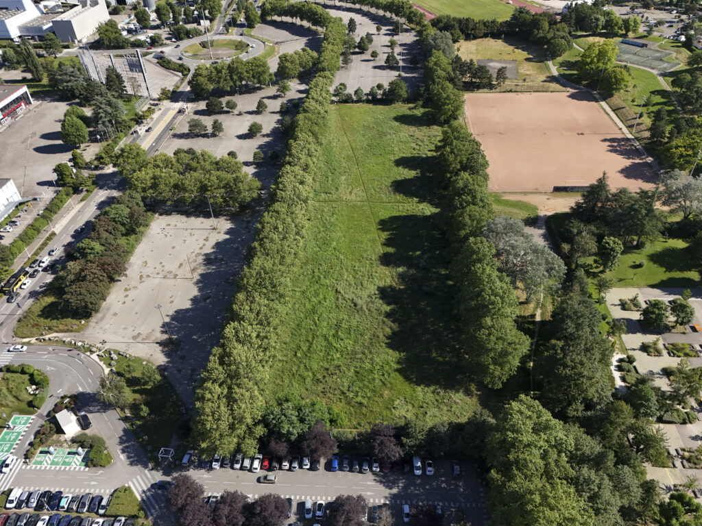 Vue aérienne de l'aménagement de la ferme urbaine Grand'Alpe à Grenoble avec ses espaces de maraîchage