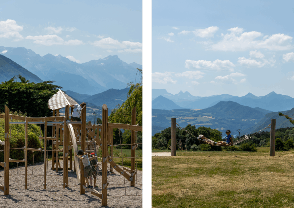 Structures de jeux en bois installées dans une aire de loisirs paysagère à Sinard