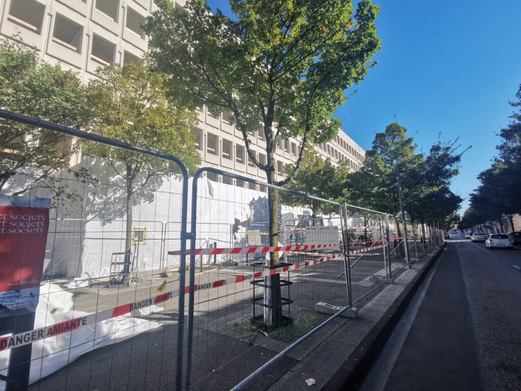 Protection des abords et clôture de sécurité du chantier – Le perchoir paysage Sécurisation du chantier avec barrières mobiles et ruban de signalisation le long de la MDSA