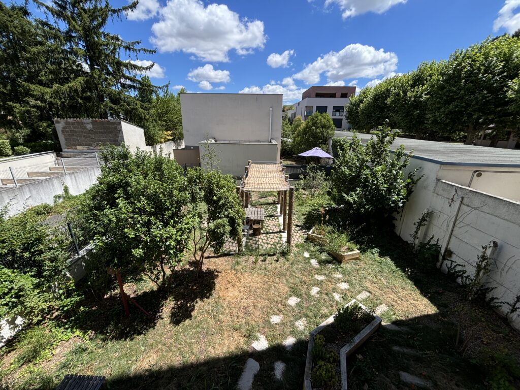 Aménagement paysager d'un jardin de biodiversité en pied d'immeuble résidentiel à Lyon