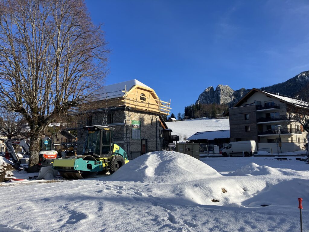 Chantier de requalification du cœur de village de Saint-Nizier-du-Moucherotte sous la neige