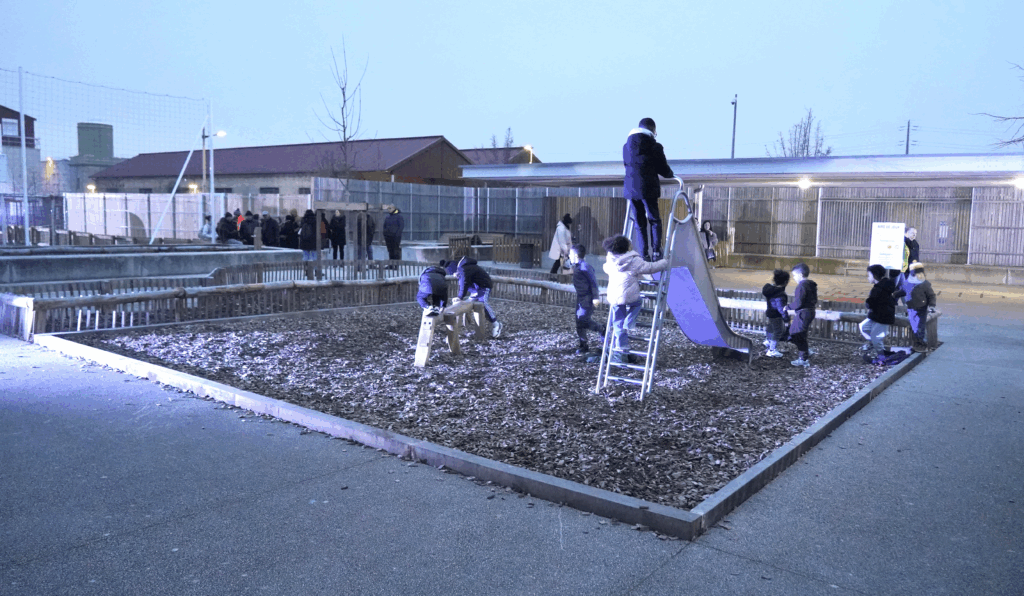 Inauguration du groupe scolaire Salvador Allende, enfants jouant dans les nouvelles cours végétalisées