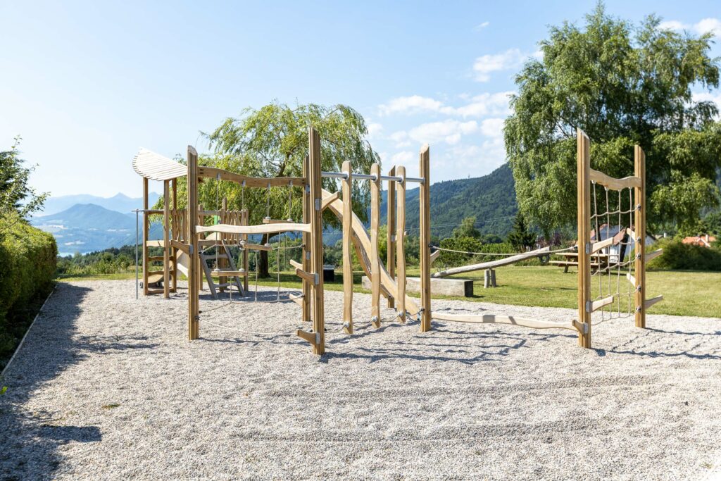 Structures d'escalade en bois et parcours d'équilibre pour enfants sur l'aire de jeux de Sinard