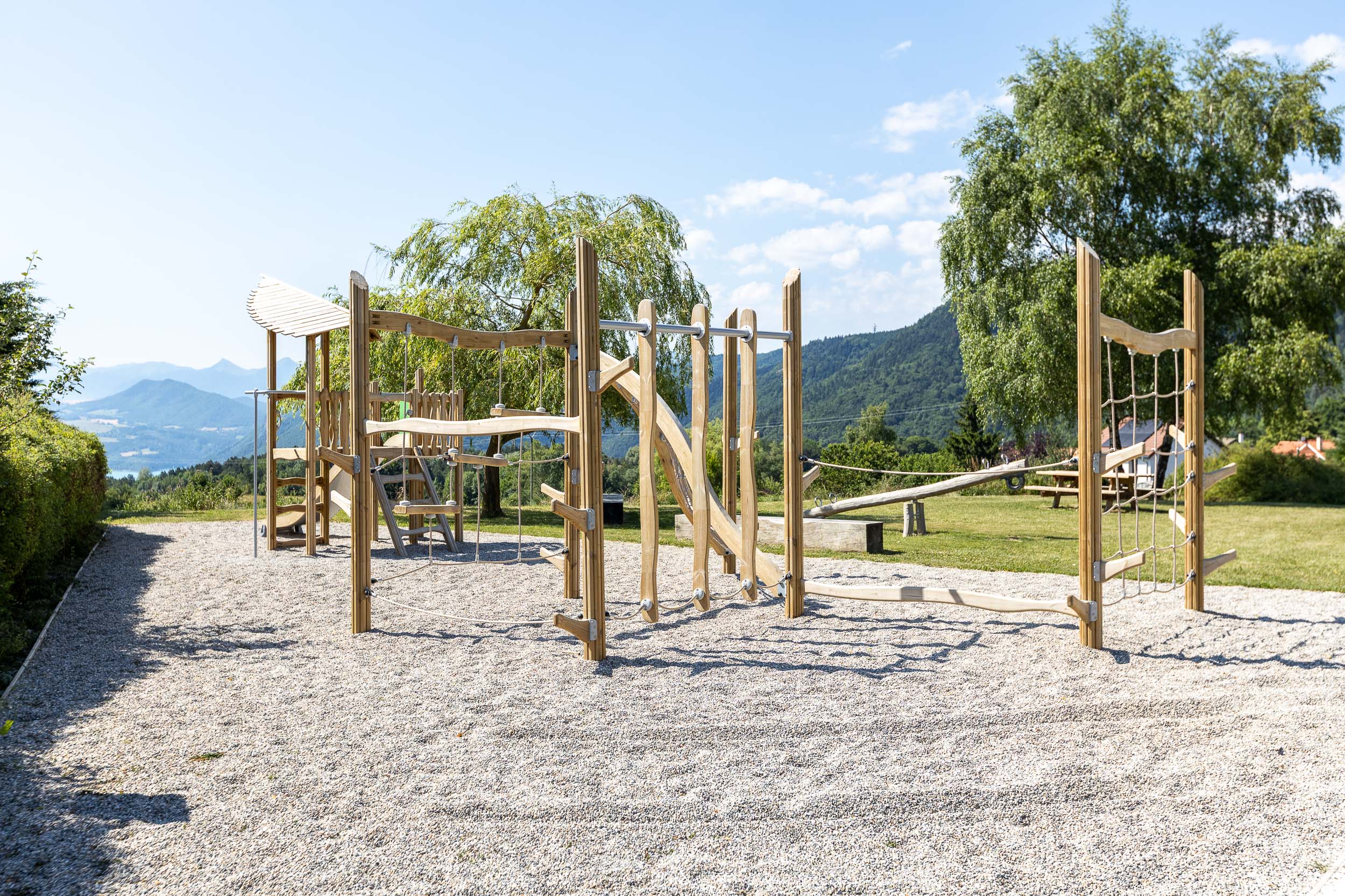 Aires de jeux et lieux de partage autour du terrain multisport à Sinard