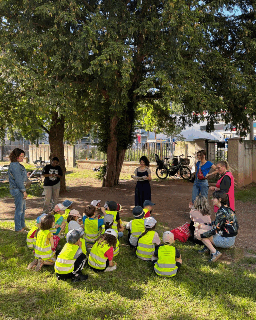 Atelier de concertation avec les élèves dans le square Jacques Prévert à Villeurbanne