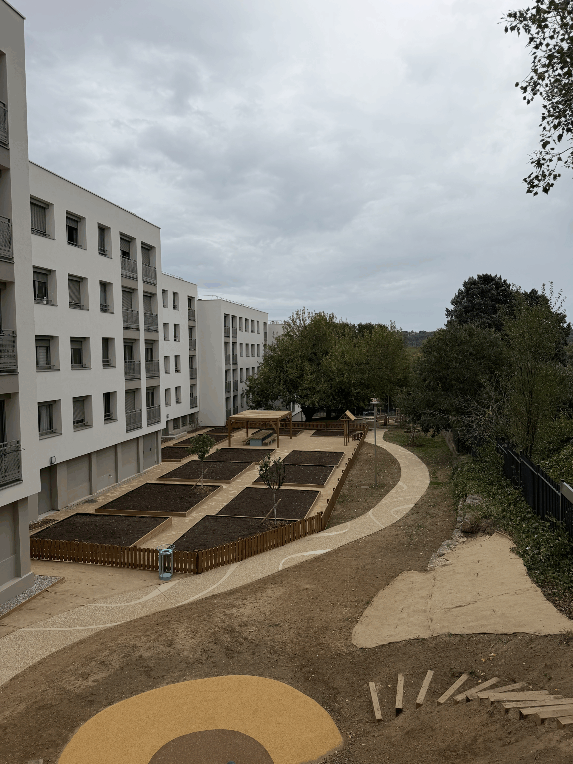 Vue du chantier des aménagements extérieurs de la résidence le Peronnet à Vernaison par le perchoir paysage Photo de l'aire de jeux : Emplacement